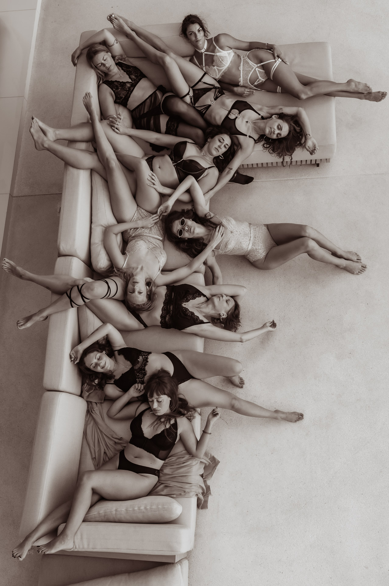 Feminine Ecstasy Retreat — Frauen am Pool